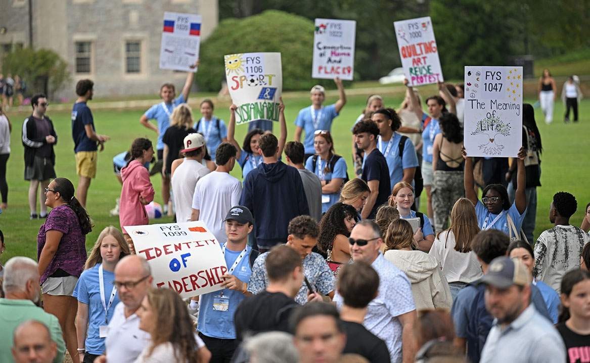 Students gather with their first-year seminar groups on Tempel Green.