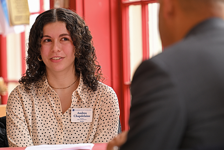 Davi Schulman ’25 asks Board of Trustees Vice Chair Dwayne C. Stallings ’99 a question during a meeting in Coffee Grounds.