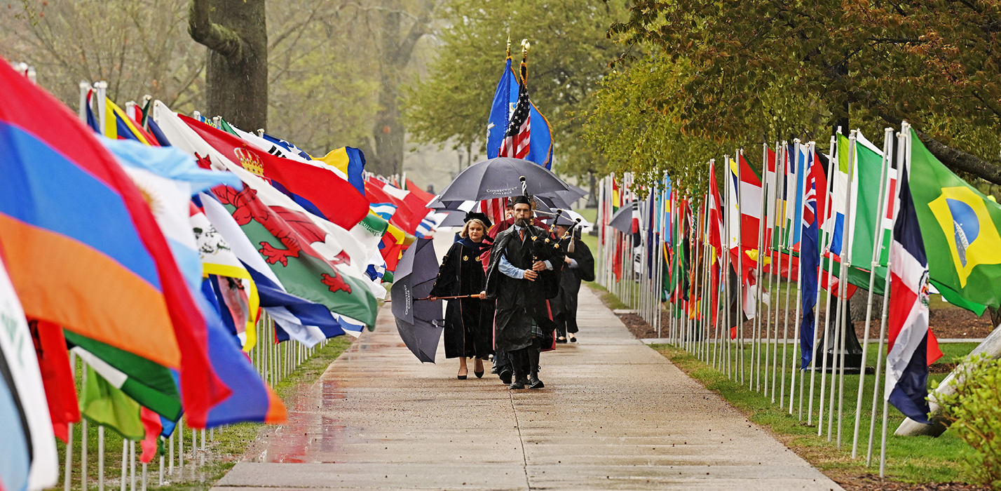 A bagpiper leads the Inaugural procession in the rain.